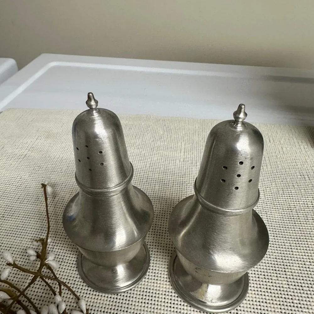 WOODBURY PEWTERERS Footed Salt and‎ Pepper Shakers Vintage Classic